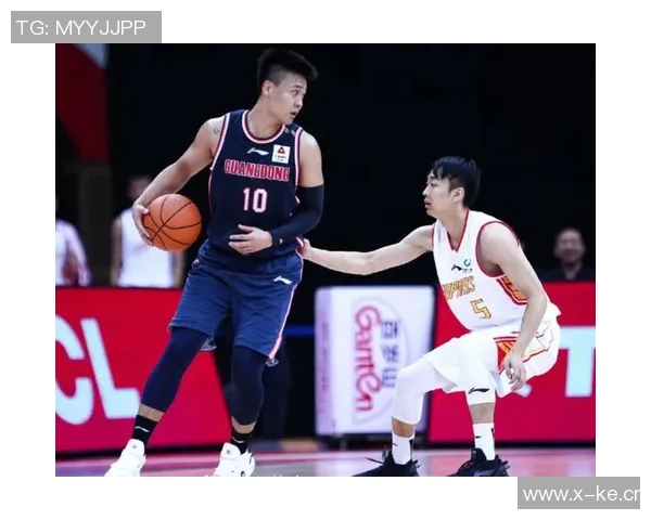 弗里曼防守丹尼斯三分时垫脚被判定为一级恶意犯规引发争议 弗里曼防守丹尼斯三分时垫脚被判定为一级恶意犯规引发争议