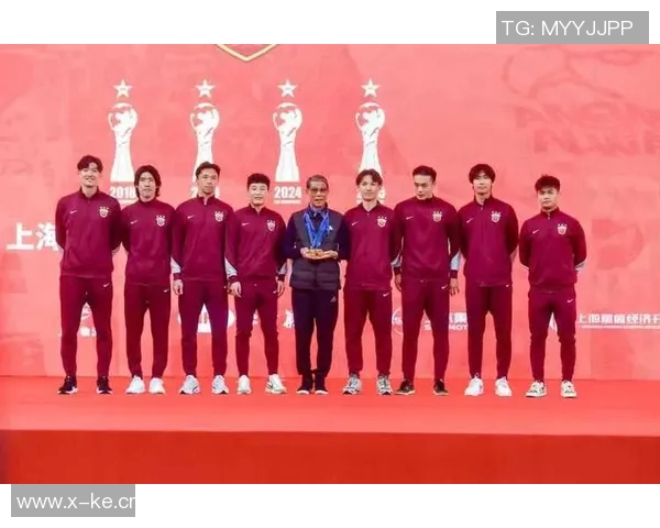 海港全队出征大连前上港集团高层亲临送上鼓励与支持