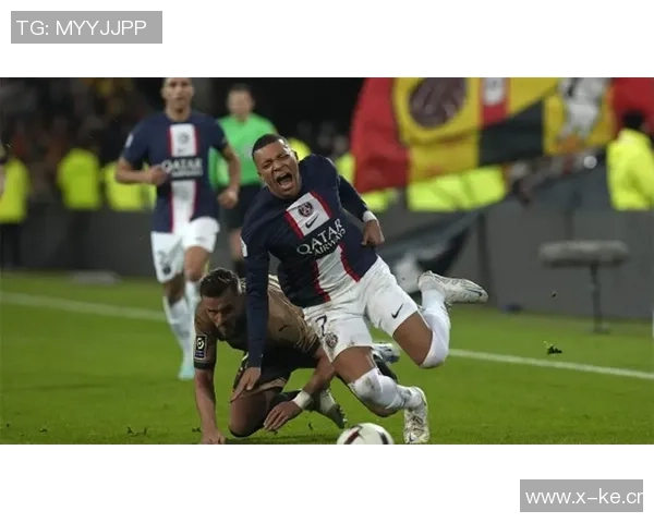 德容因放铲踢到姆巴佩小腿被红牌罚下即将进入补时的紧张局势